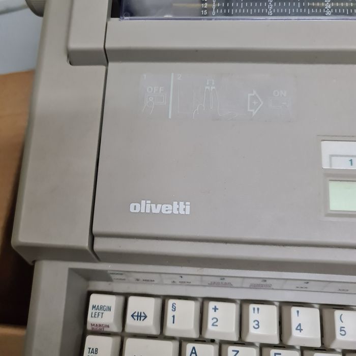 Maquina   de escrever electrónica marca  olivette