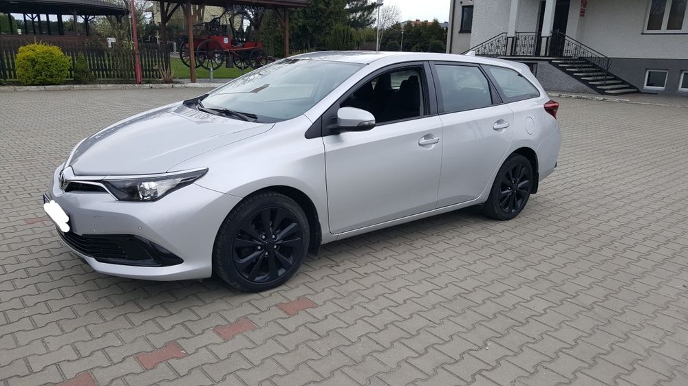 Toyota Auris krajówka niski przebieg rej 2017r