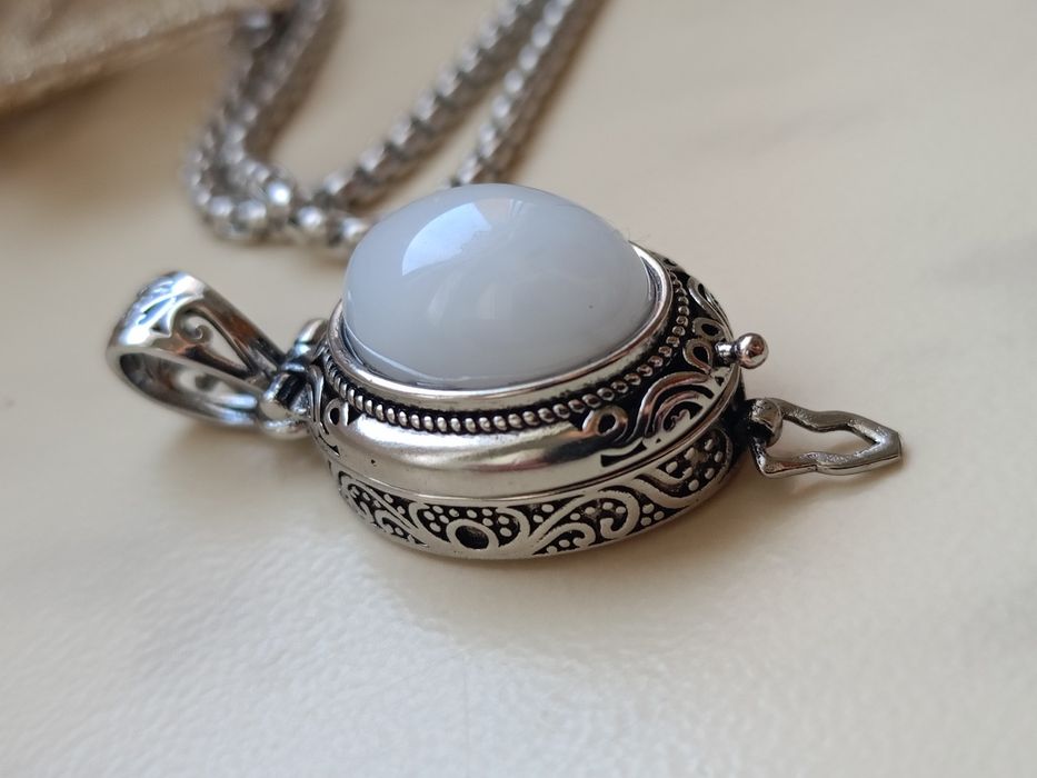 Wisior sekretnik otwierany grawerowany