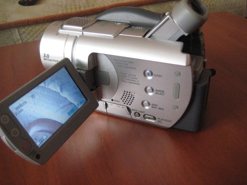 Продам видео камеру Sony-DVD405E