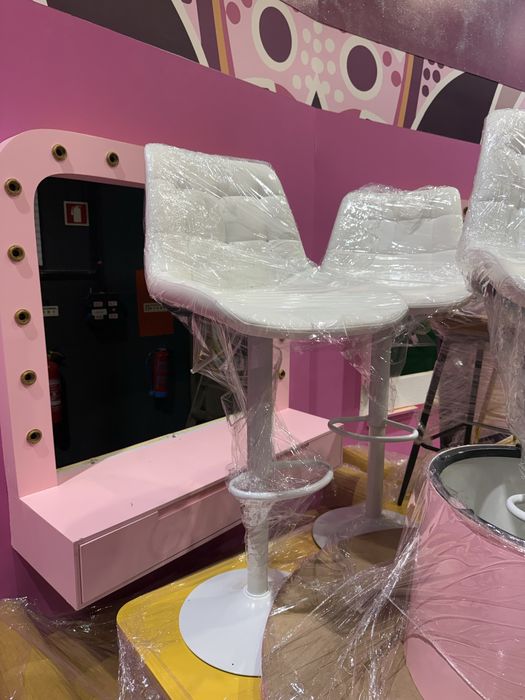 Varios artigos decoração - cadeiras e puffs