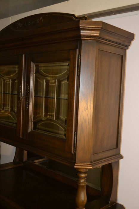 kredens stylowy . kryształy . dąb