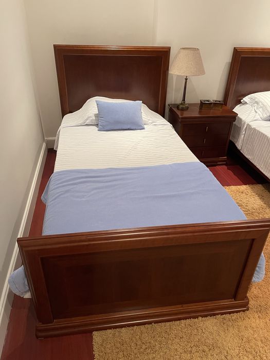 Quarto cama solteiro duas camas mesa cabeceira