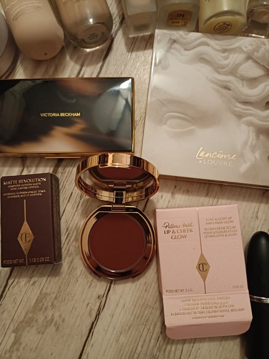 Podkład, cienie, zestaw kosmetyków