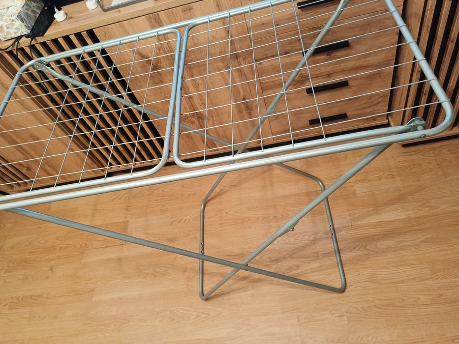 Klasyczna szara suszarka na pranie