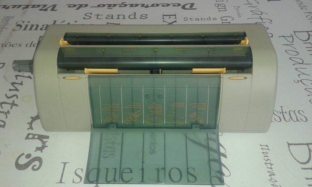 Máquina de cortar cartões visita