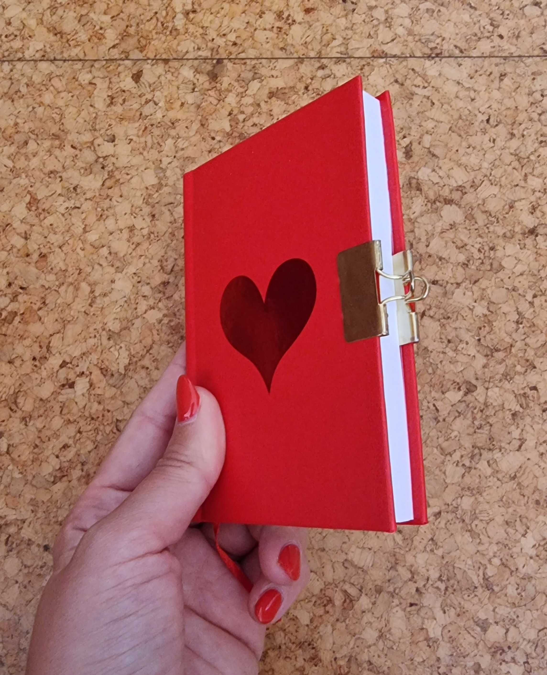 Caderno vermelho pequeno com um coração