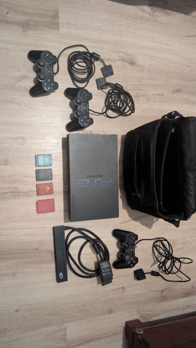 PlayStation 2 (Fat) com 3 comandos, 3 cartões de memória e multitap