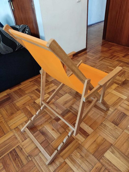 Cadeira de descanso em madeira com encosto em tecido - Novo preço