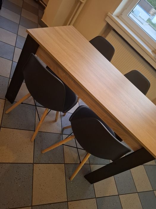 Komplet stół i 4 krzesła