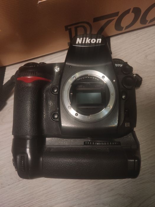 Nikon D700 + 4 baterie + grip + 4 karty CF Express