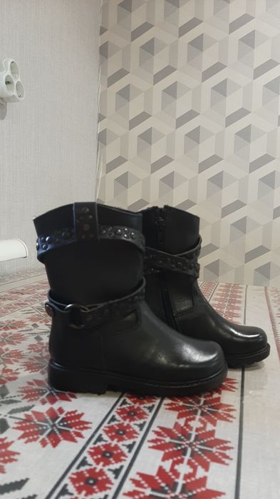 Продам дитячі шкіряні сапожки