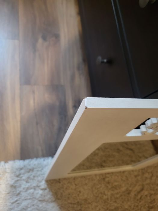 Białe lustro z ornamentem