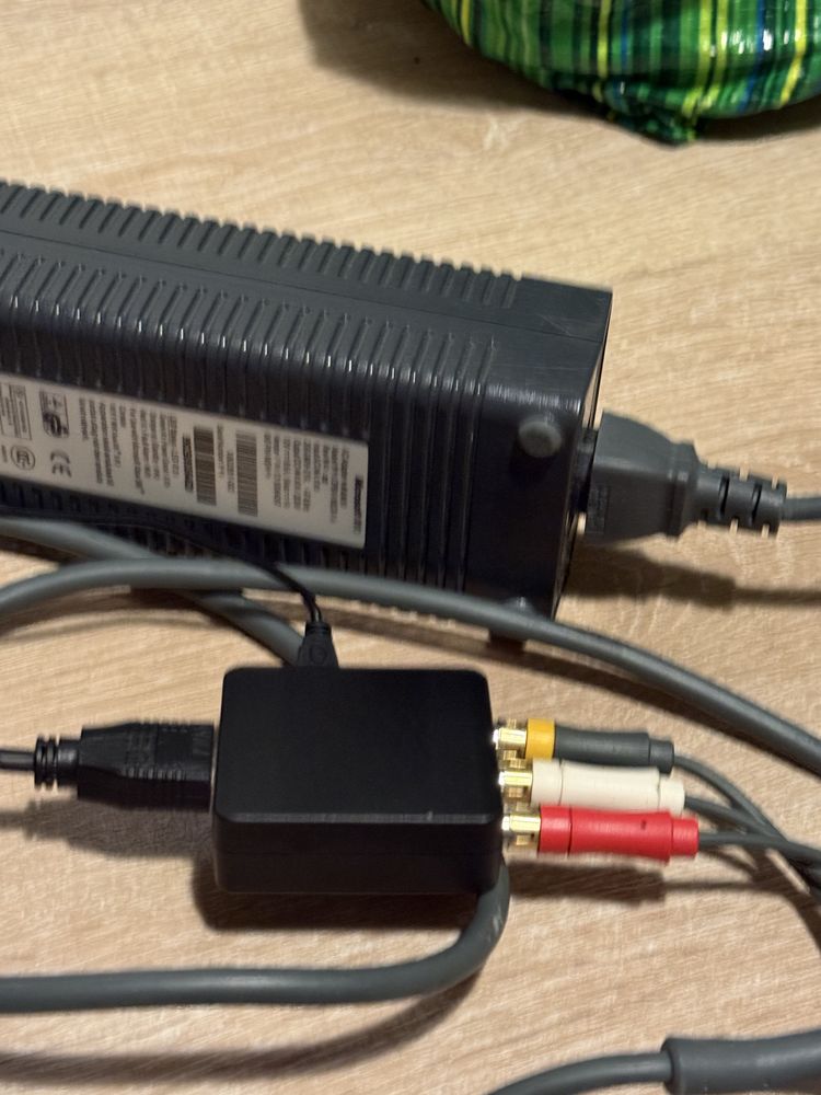 Xbox 360 com HDD + Auricular + Comando + Adaptador HDMI