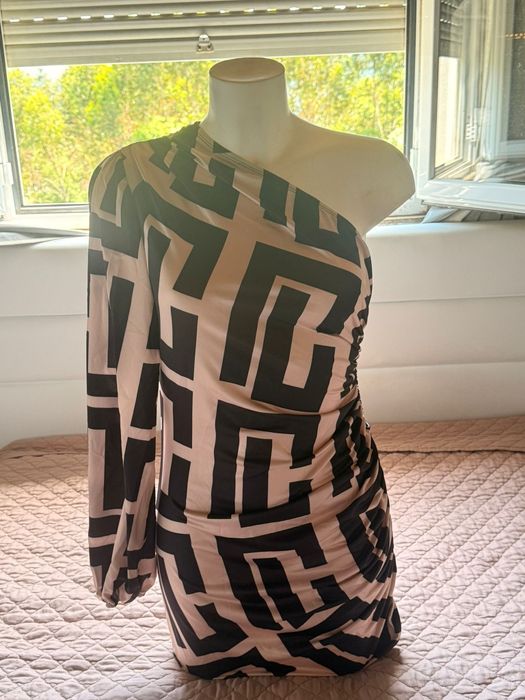 Vestido Assimétrico Um Ombro Só – Estampado Geométrico