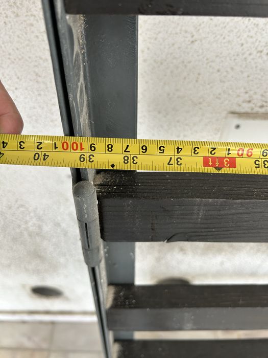 Portao em ferro com aro em ferro e travessas em madeira pintada