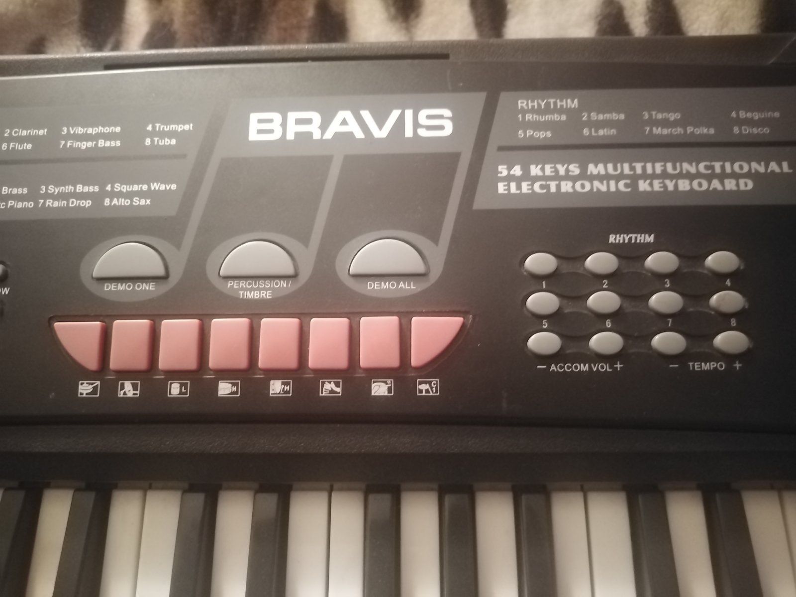 Синтезатор BRAVIS KB-632 в идеальном состоянии с микрофоном