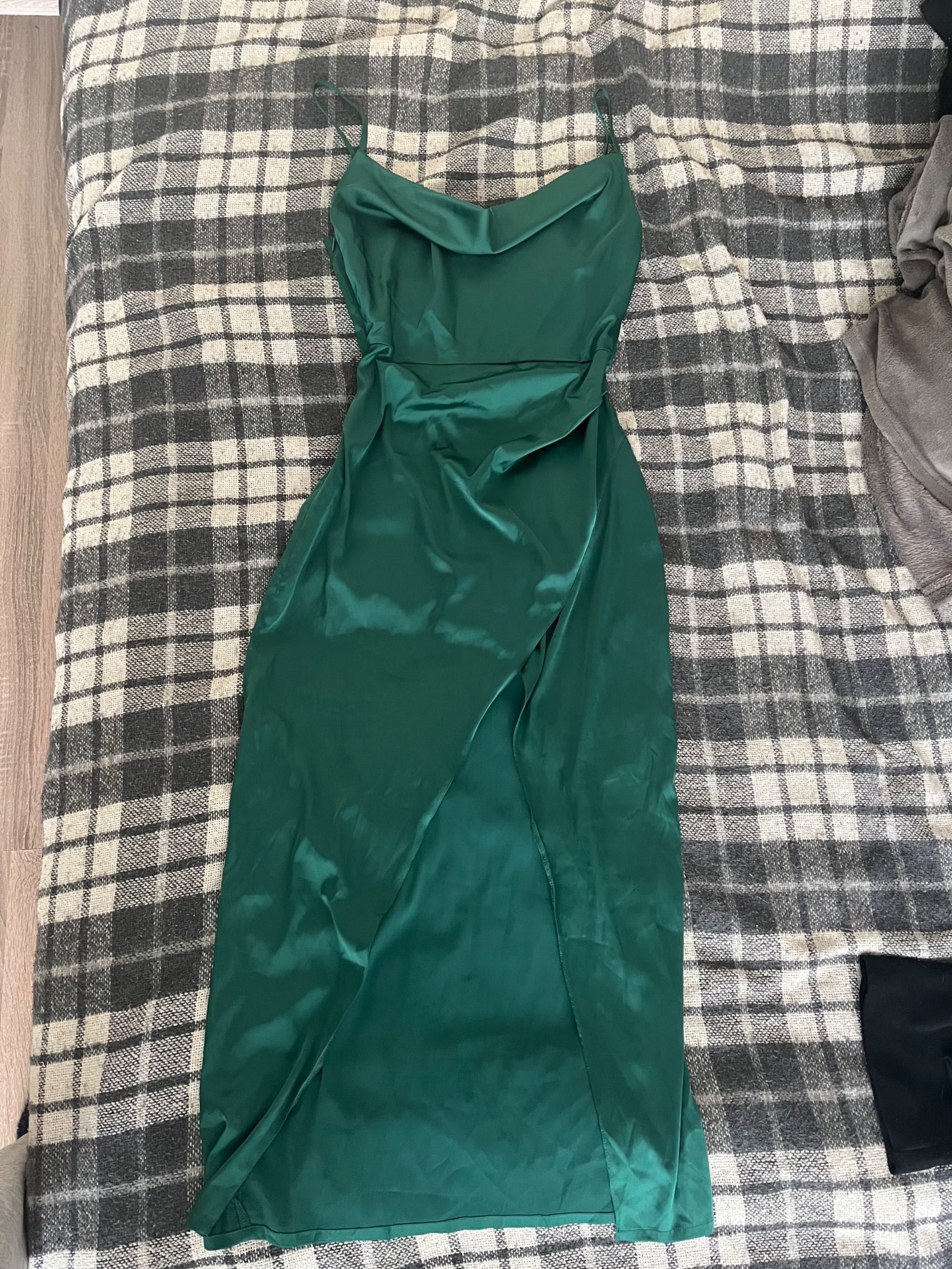 Сукня атласна зелена смарагдова s-m розмір
