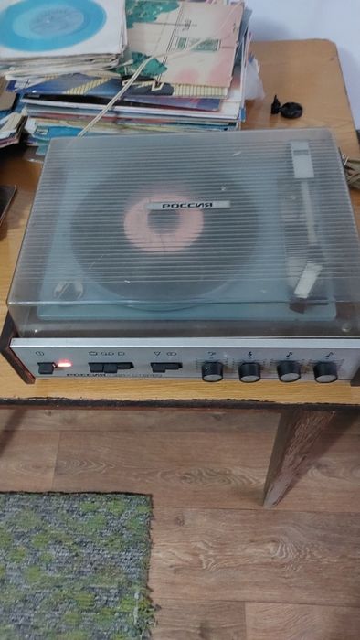 Проигрыватель виниловых пластинок.