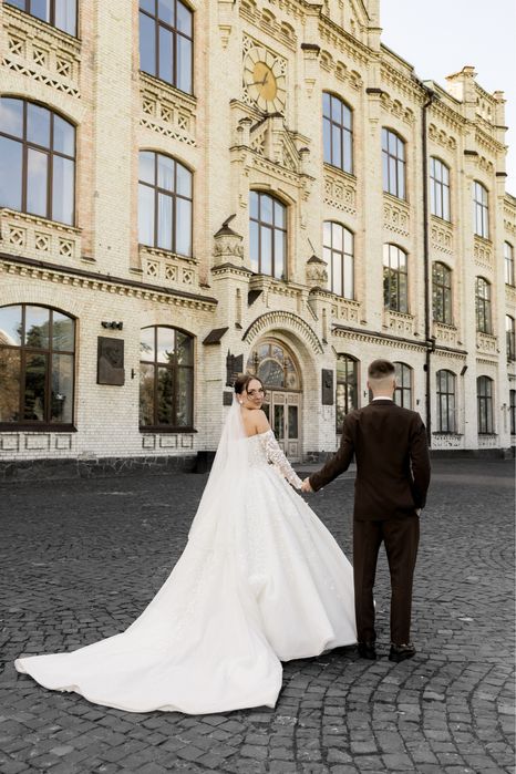 Весільна сукня в кольорі айфорі