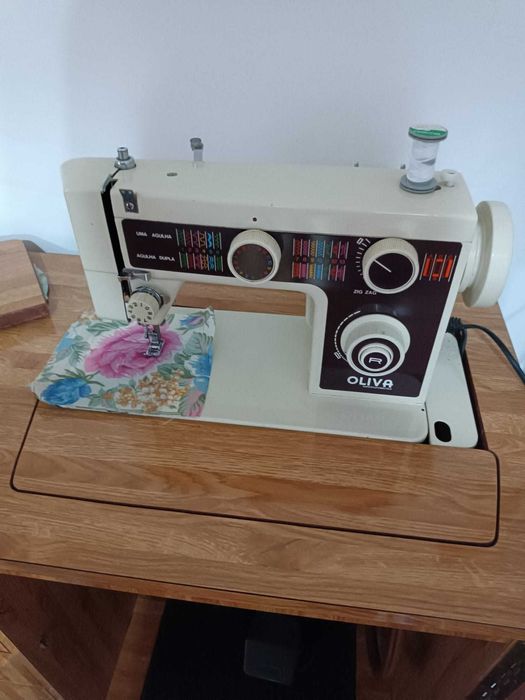 Máquina de Costura OLIVA com Móvel