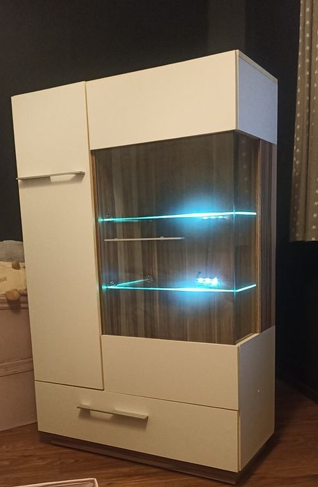 Dwie witryny Monsun z podświetleniem led