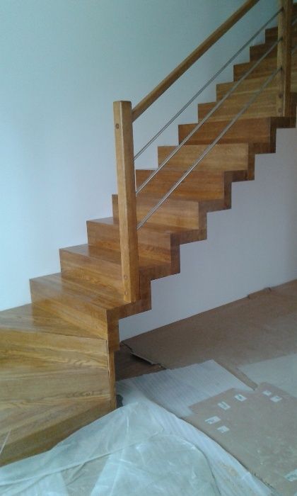 Schody dywanowe ,samonośne z drewena
