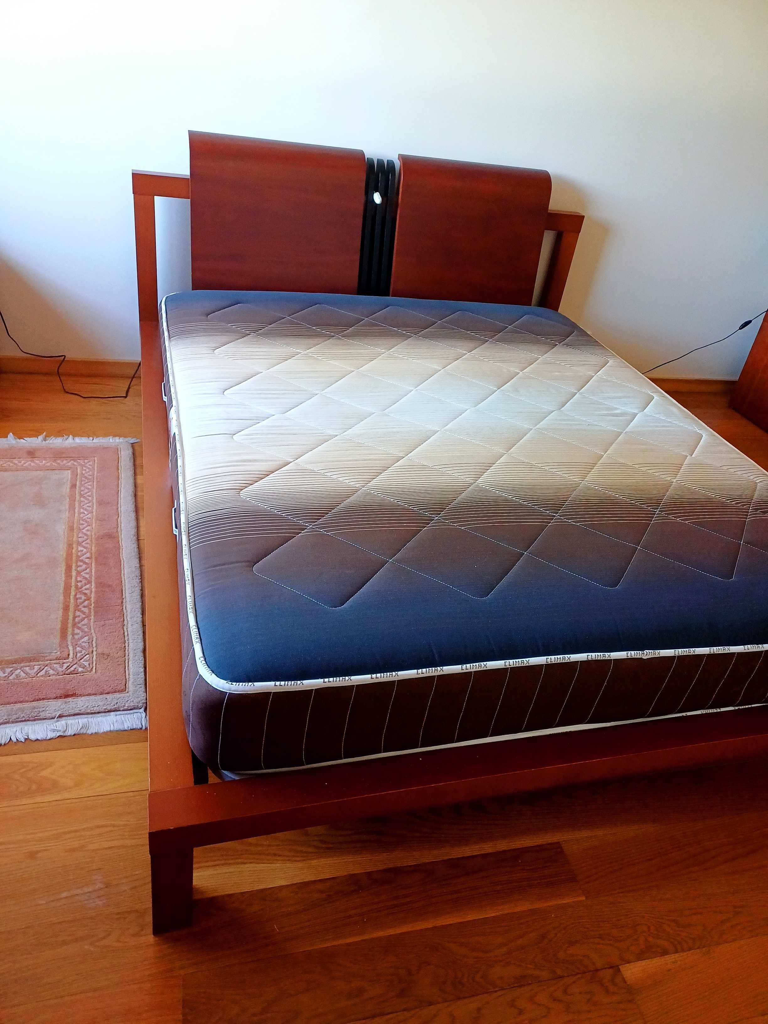 Cama moderna em madeira maciça