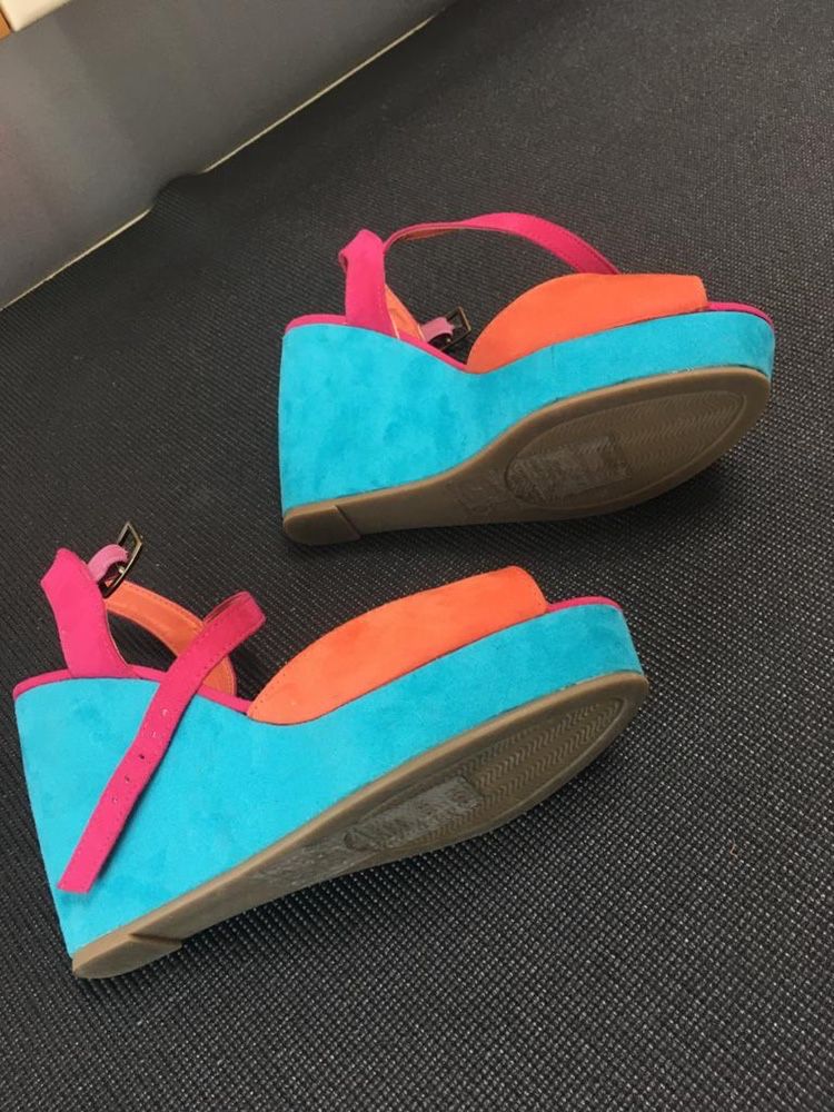 Sandalias coloridas novas T35