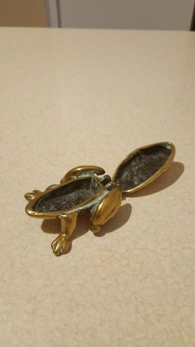 Mosieżna żaba popielniczka