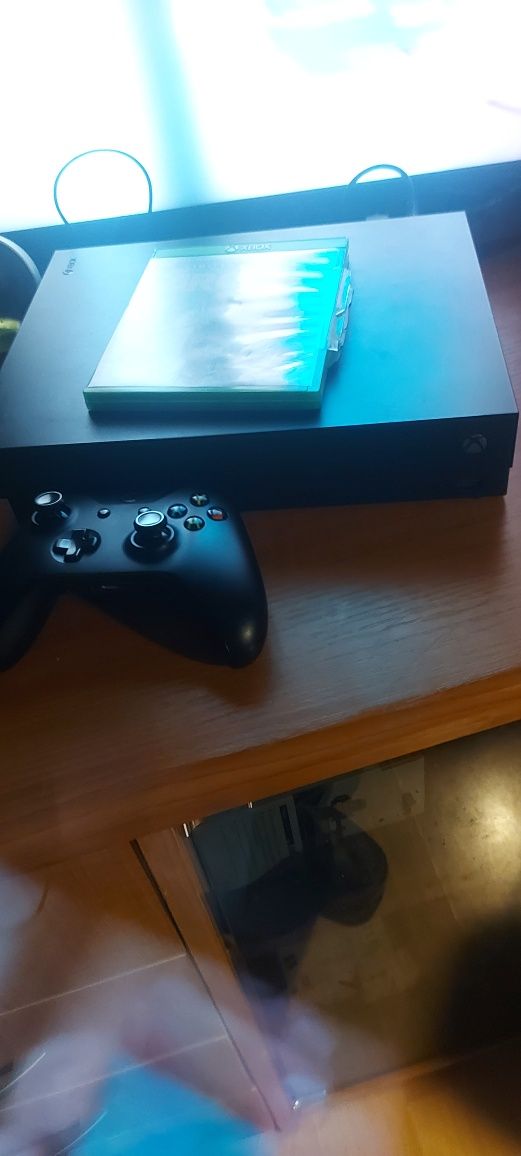 Xbox one x  1tb sprzęt  mało używany