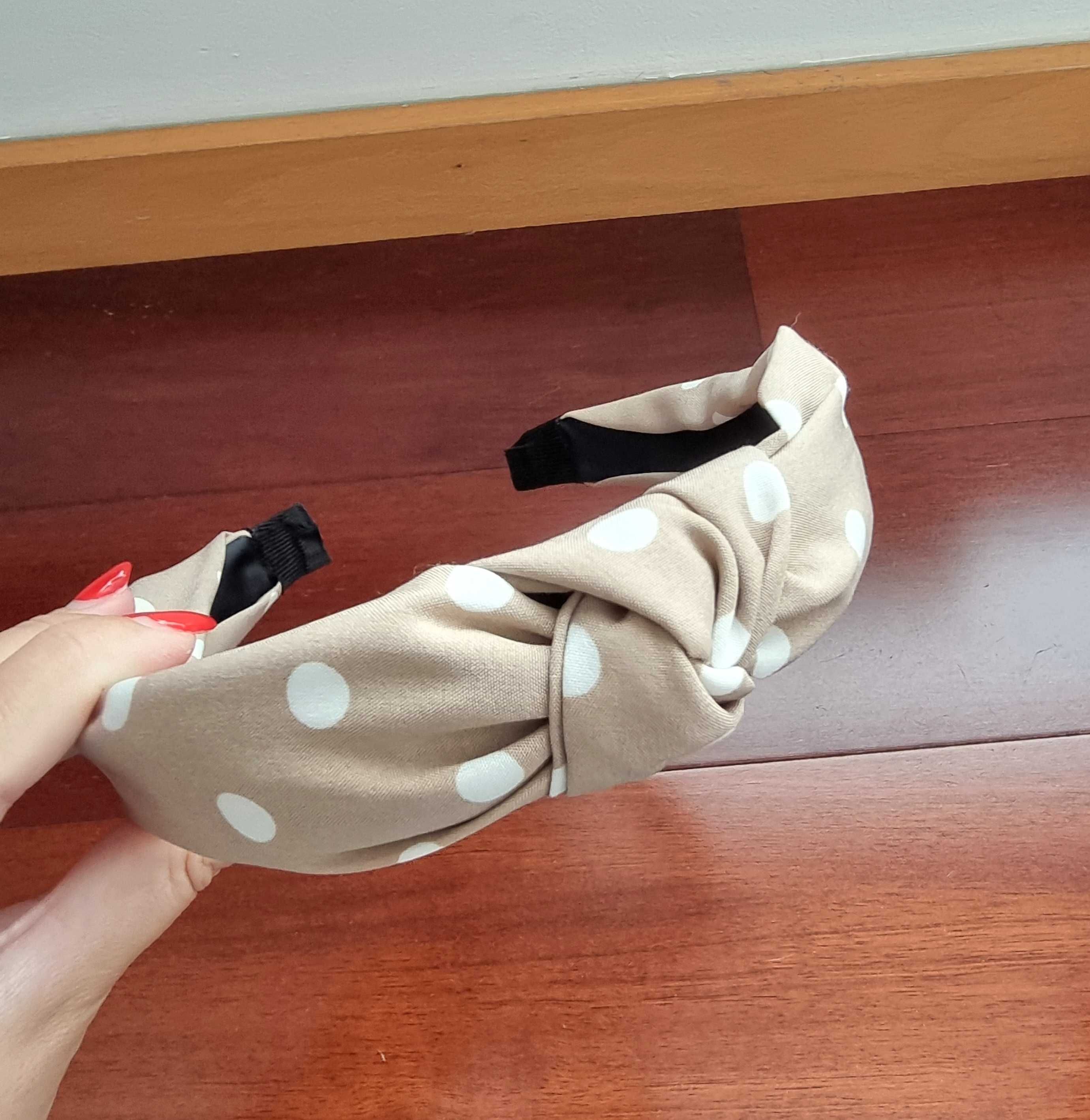 Fita de cabelo bege/ castanha clara com bolinhas brancas