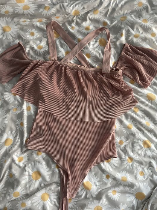 Body damskie z falbanka pudrowy roz 38