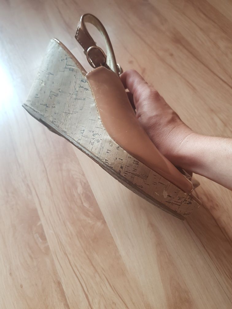 Buty damskie na lekkiej koturnie rozmiar 38