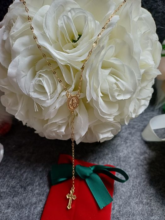 Colar dourado Novo, forma terço + bolsa veludo