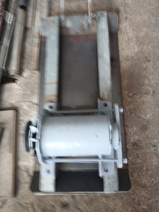 Wibrator do zagęszczarki lub stolu