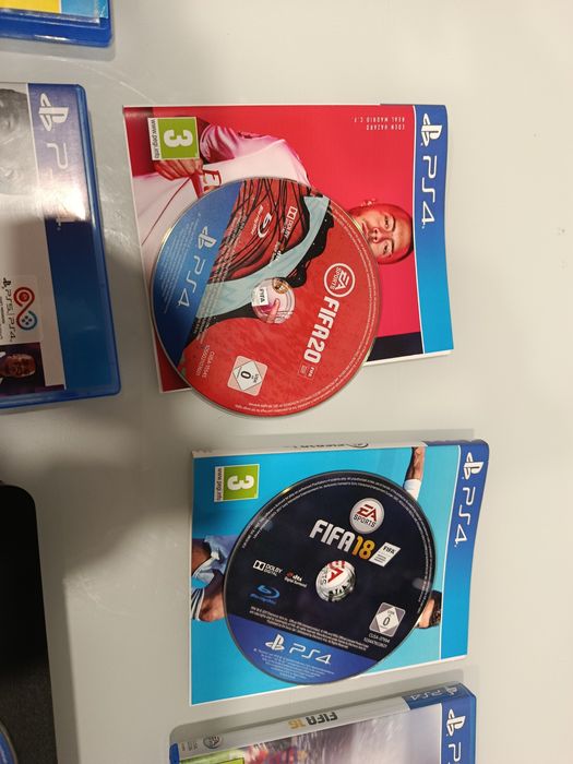 Consola PlayStation 4 Slim com 11 jogos 1 comando ( Leia a descrição)