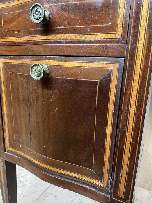 Mesa de cabeceira antiga para restauro