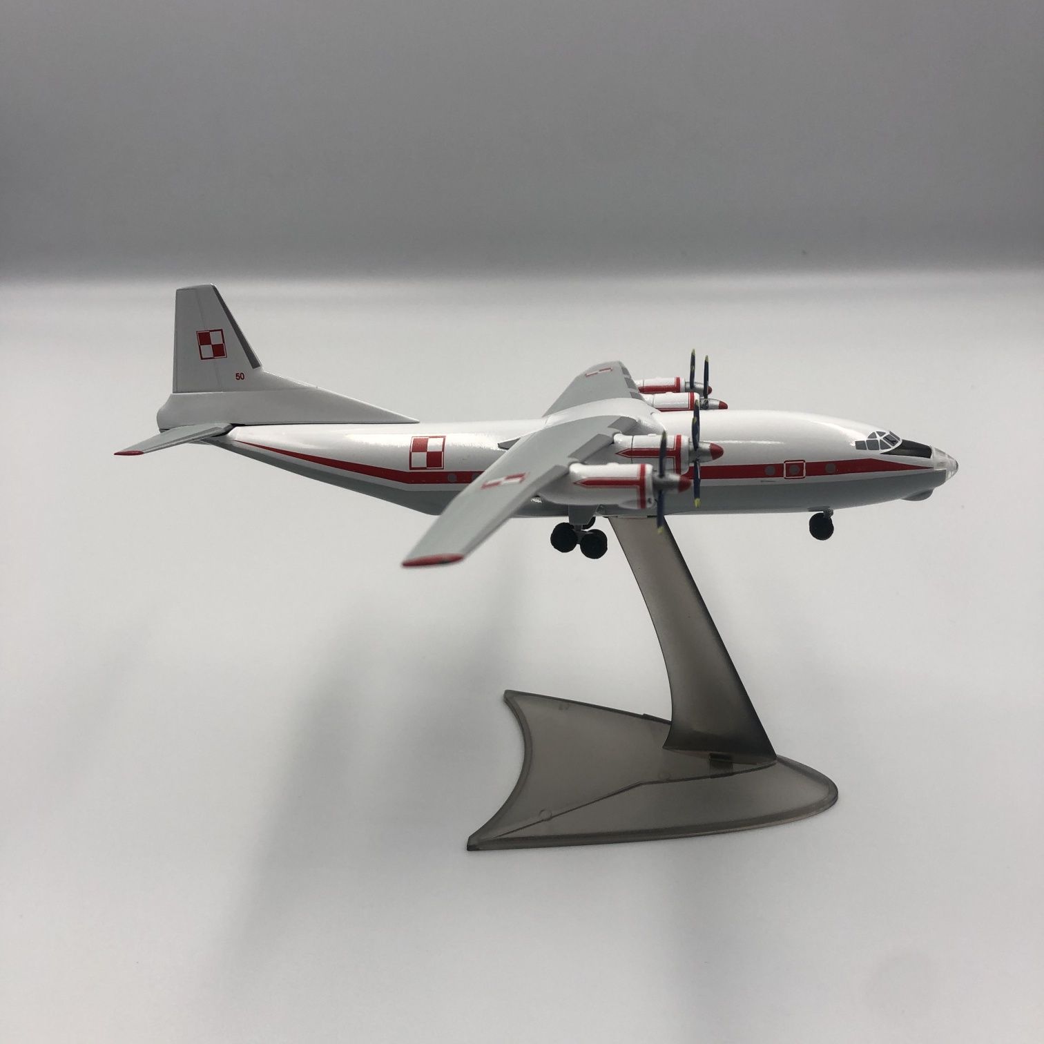 Коллекционная модель самолета Ан-12 масштаб 1:200 (19 см) Херпа
