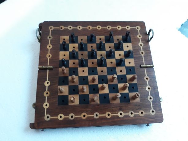 Antyki  małe szachy podróżne z drewna egzotycznego