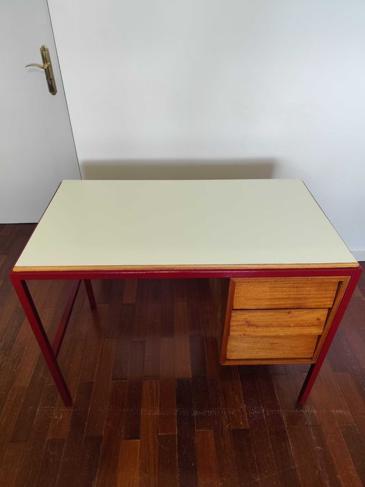 Secretária Mid Century (MCM)