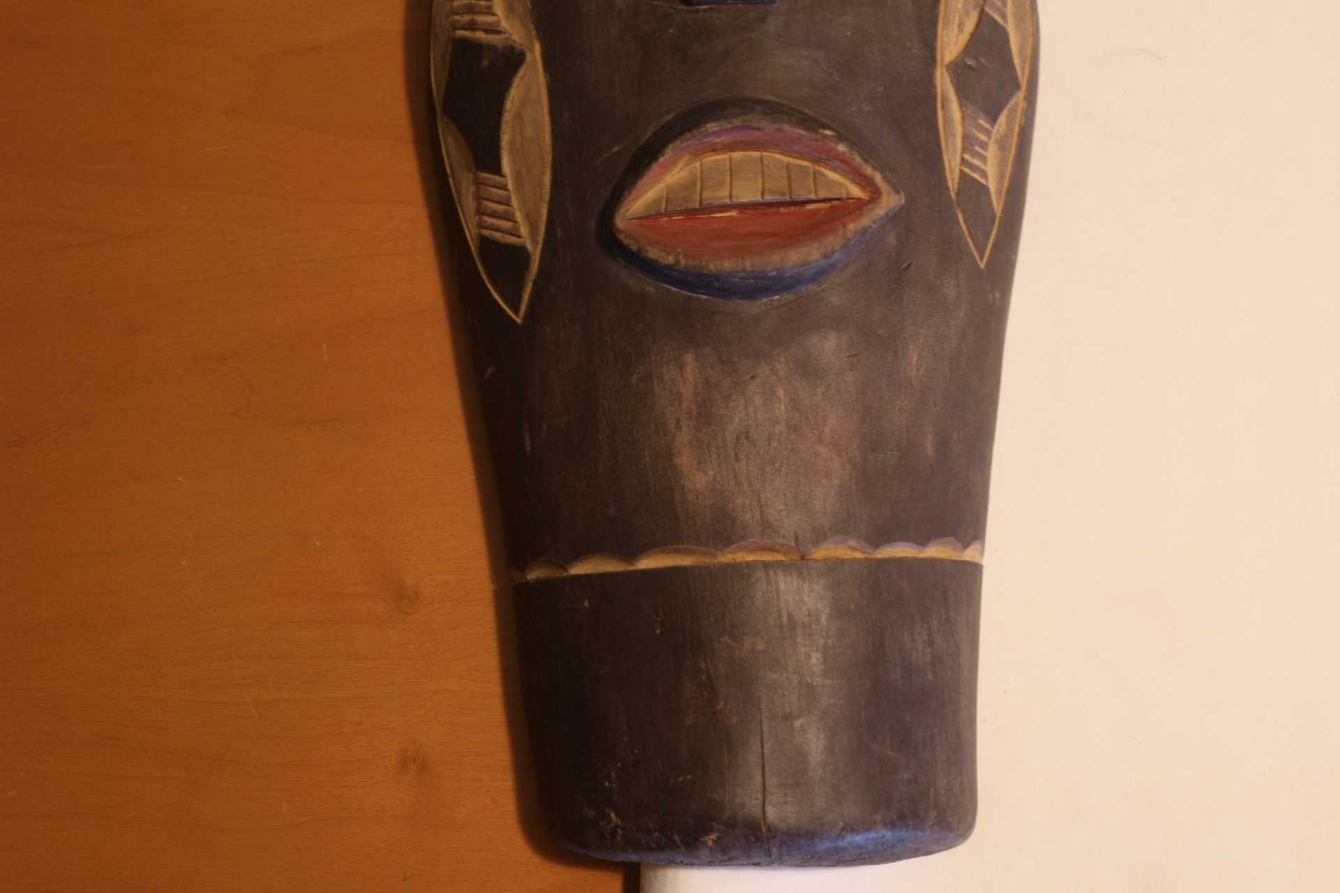 Máscara Tribal Africana em Madeira Talhada Cara e Coelho 74 cm