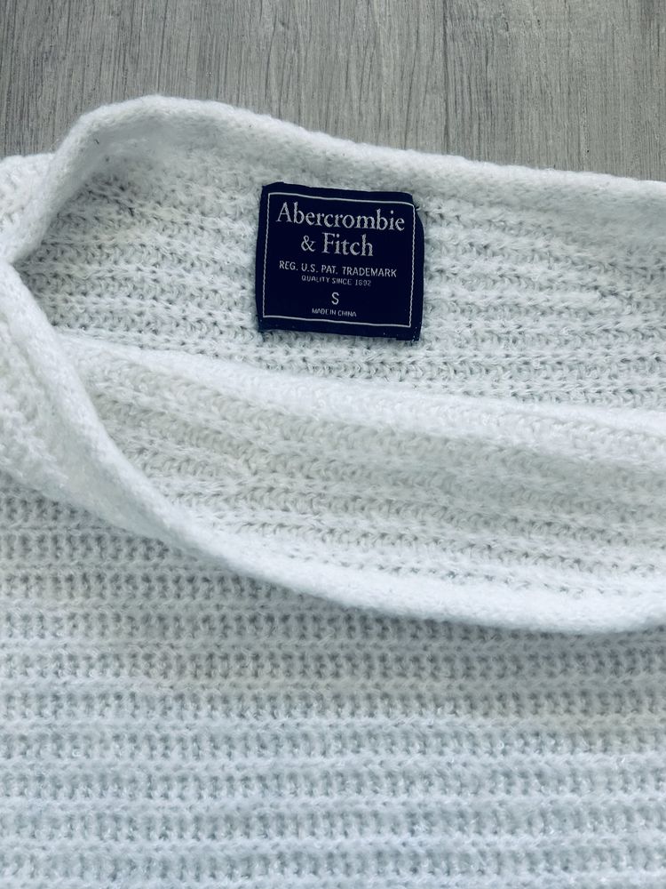 Biały sweter Abercrombie & Fitch