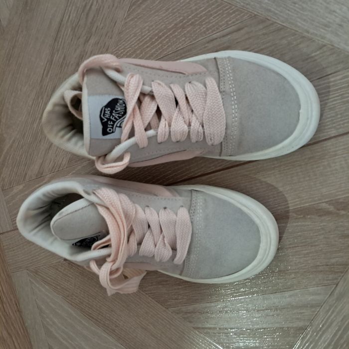 Продам кросівки дівчачі