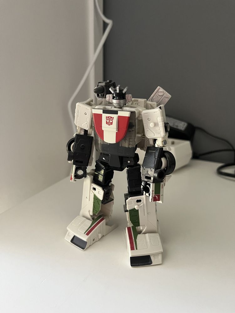 Transformers WFC Kingdom K24 Deluxe Wheeljack HASBRO