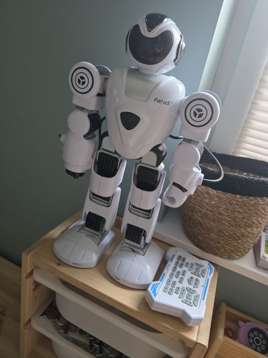 Fobos 2 robot opowiada bajki, spiewa piosenki, chodzi, jezdzi