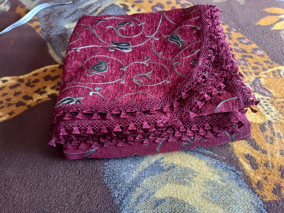 Продаю комплект: покривало на діван , але на кровать   і скатертина .