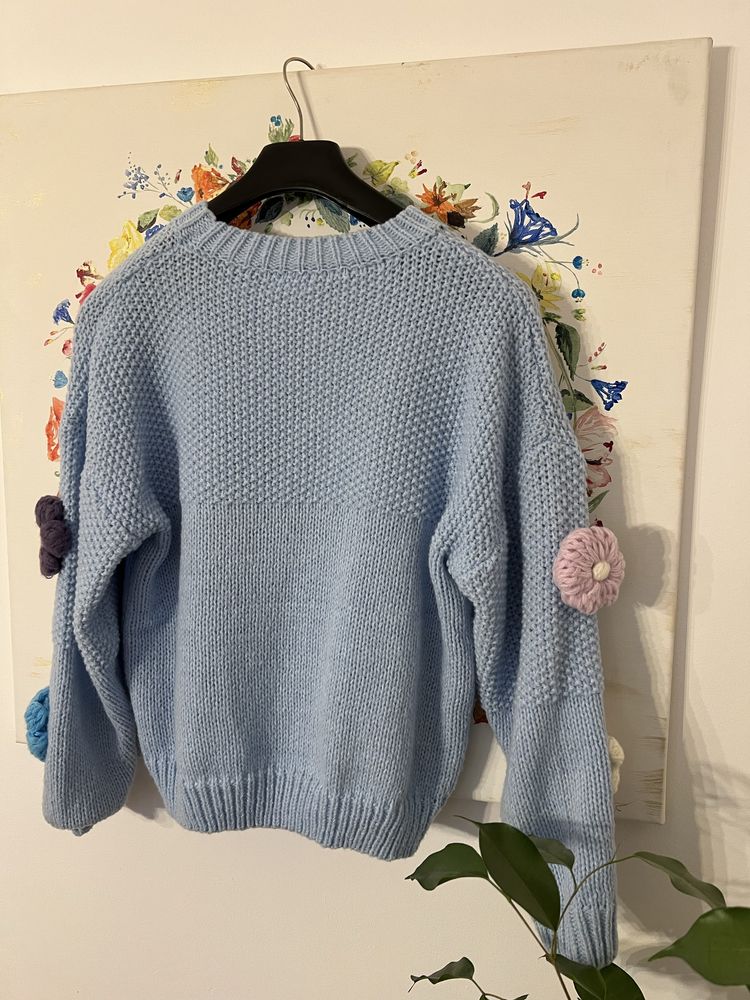 Błękitny sweterek kwiaty 3D S-M