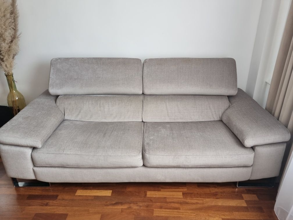 Wygodna sofa z podnóżkiem