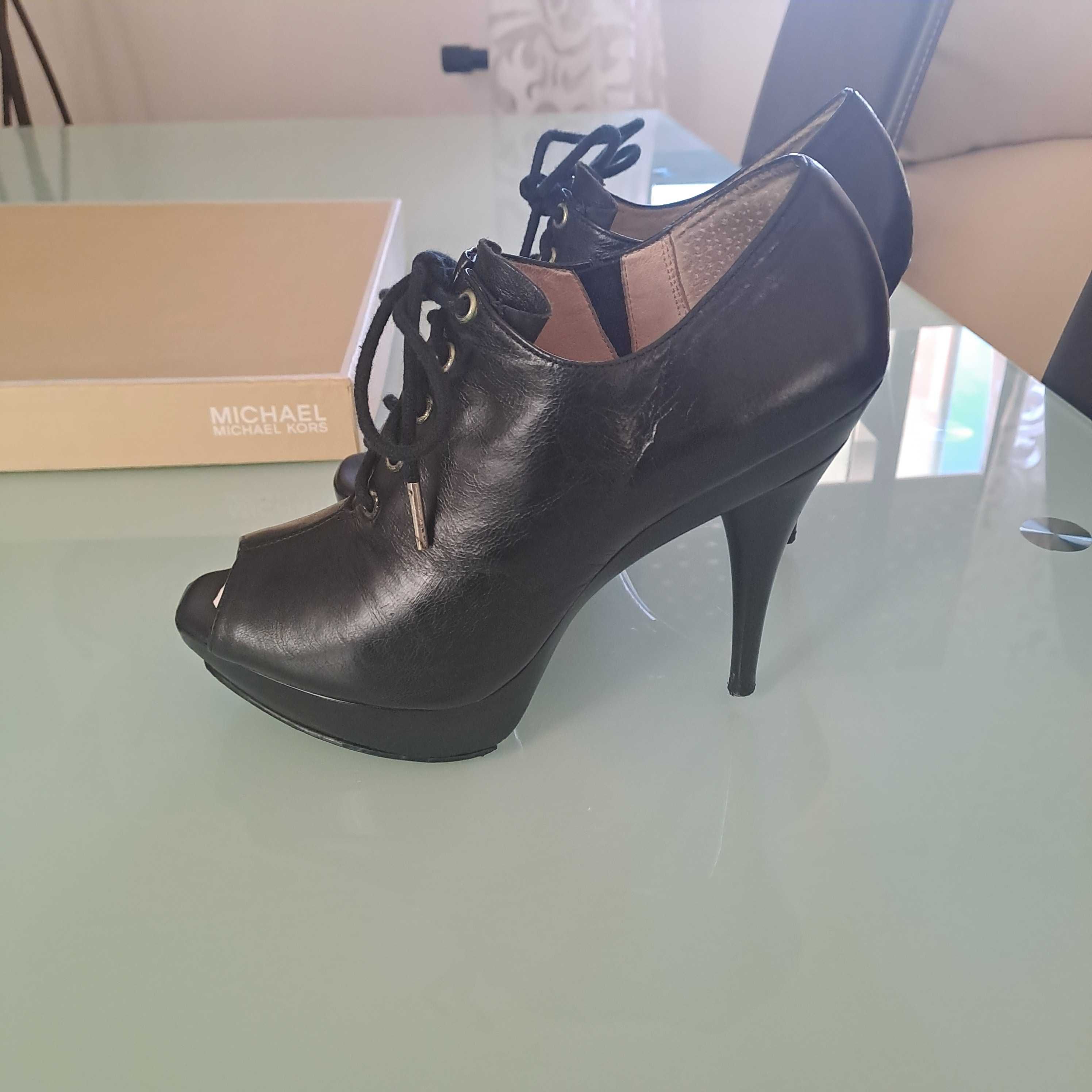Sapatos em PELE, da Michael KORS